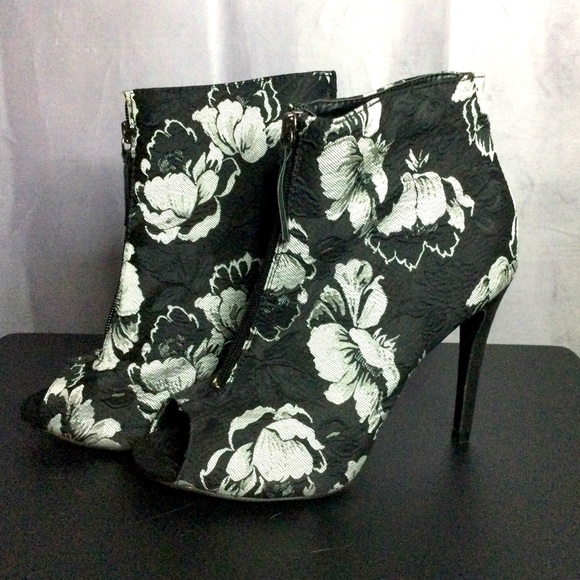 Botticelli Black & White Floral Zip Up Boot 4" Heels - Size  8 - Picture 1 of 4